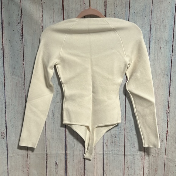 ⭐️SOLD⭐️NWT Abercrombie & Fitch Long-Sleeve Sweetheart Sweater Bodysuit - Picture 10 of 10